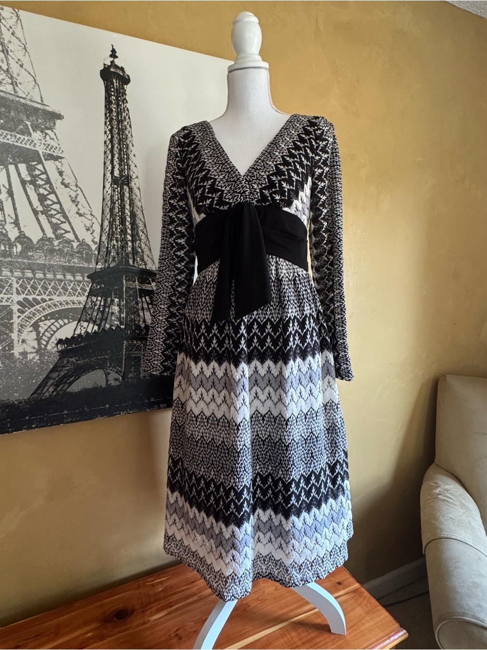 Adrianna Papell Black and White V-Neck Long Sleeve Empire Dress